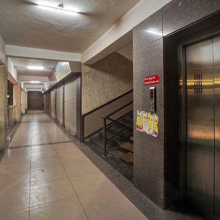 Super Oyo Townhouse 639 Hotel Citadel 2 Surat Exterior foto
