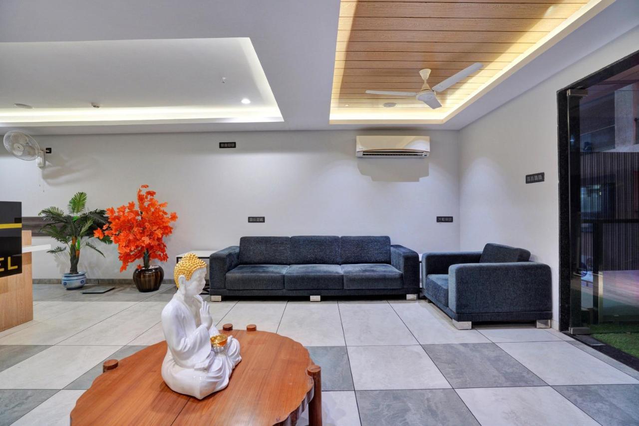 Super Oyo Townhouse 639 Hotel Citadel 2 Surat Exterior foto
